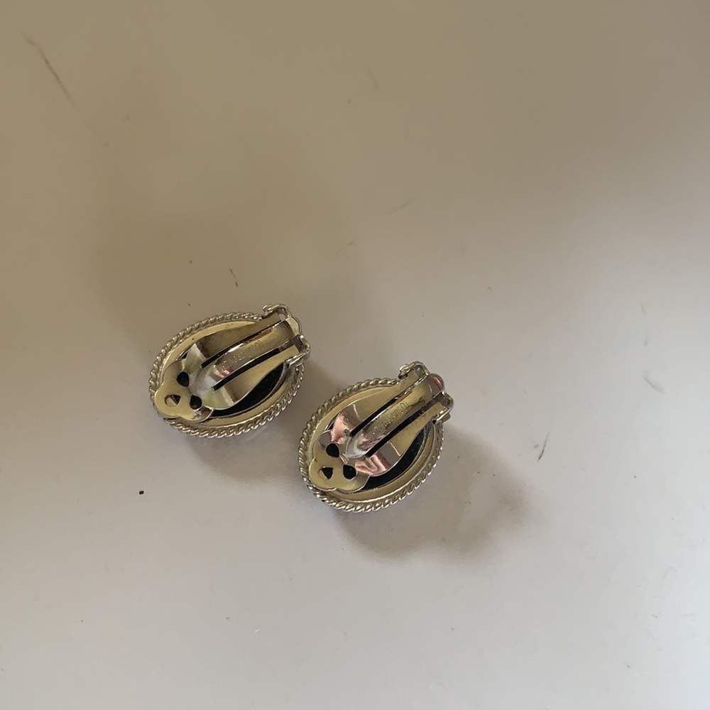 ❌SOLD❌Sarah Coventry Clip On Earrings - Picture 3 of 5